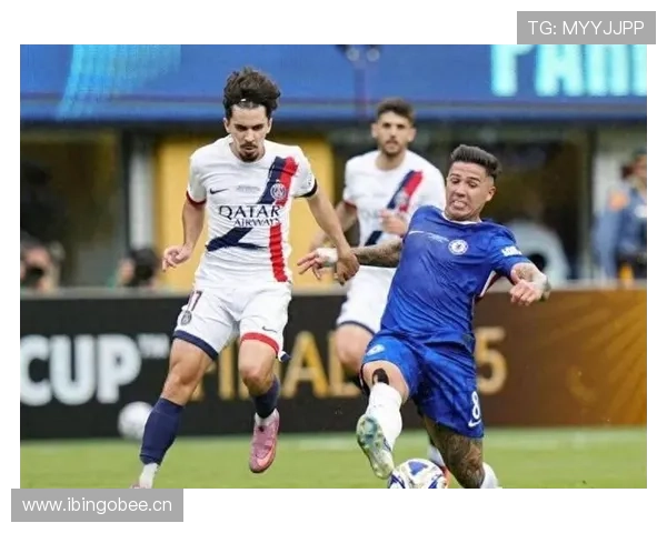 阿尔瓦雷斯比赛结束后直接换名牌西装，比赛场边秒变派对现场？